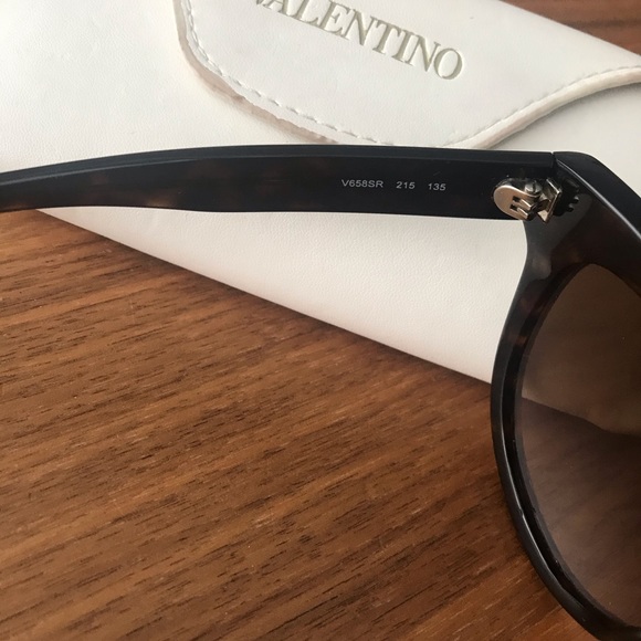 Authentic Valentino rockstud sunglasses - Picture 5 of 6
